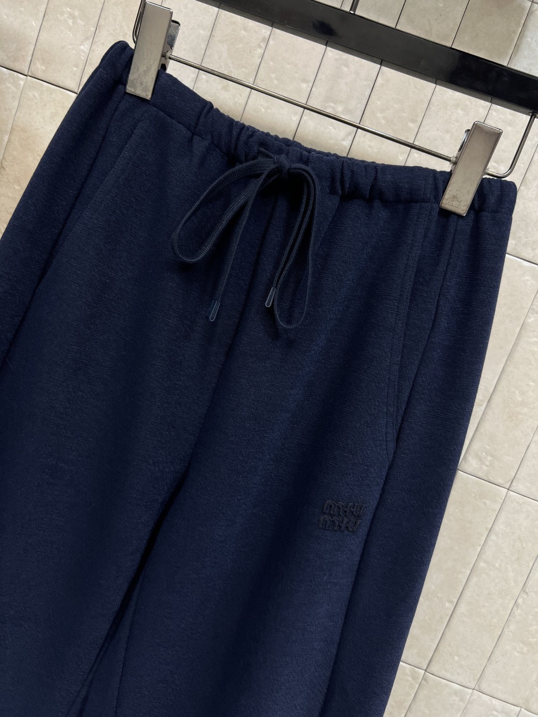 MIU家 25秋冬新款 极简主义的设计阔腿裤 上身挺阔有型 经典字母Logo点缀 彰显品牌魅力 大牌又时