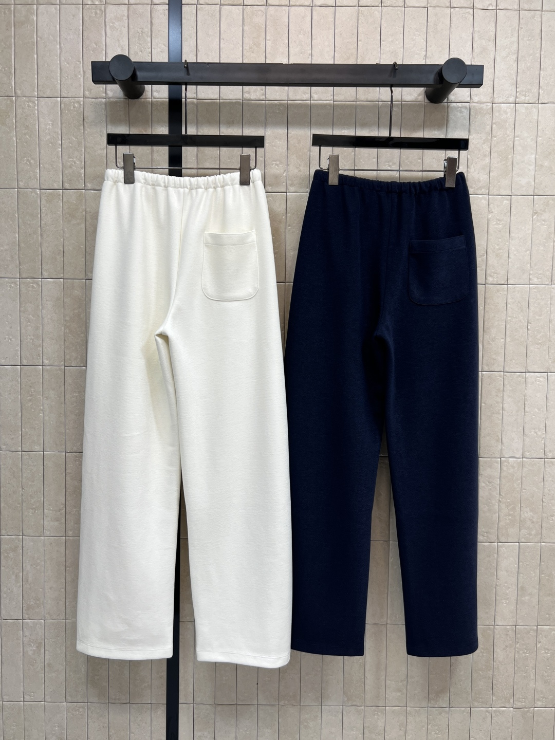 MIU家 25秋冬新款 极简主义的设计阔腿裤 上身挺阔有型 经典字母Logo点缀 彰显品牌魅力 大牌又时