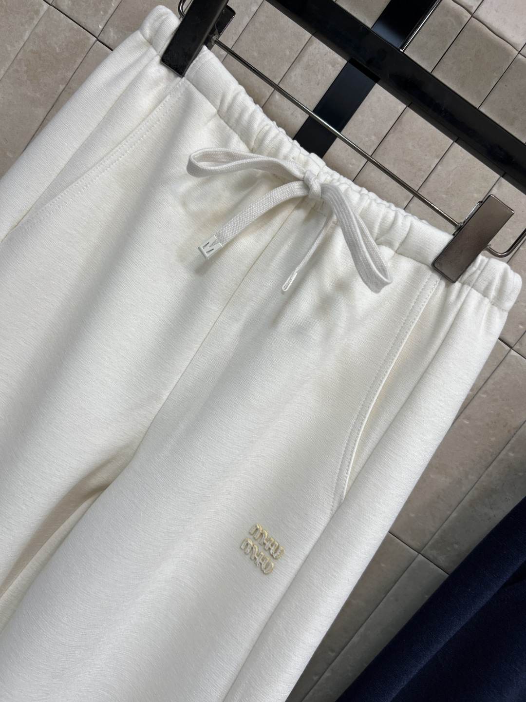 MIU家 25秋冬新款 极简主义的设计阔腿裤 上身挺阔有型 经典字母Logo点缀 彰显品牌魅力 大牌又时