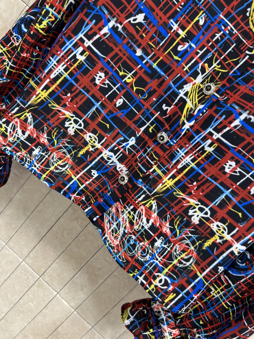 小香家 25秋冬新款 涂鸦衬衫 灵感来自抽象艺术 红蓝黑主色+多彩线条 视觉冲击力满分！面料轻盈舒适 宽