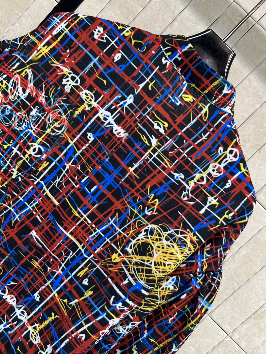 小香家 25秋冬新款 涂鸦衬衫 灵感来自抽象艺术 红蓝黑主色+多彩线条 视觉冲击力满分！面料轻盈舒适 宽