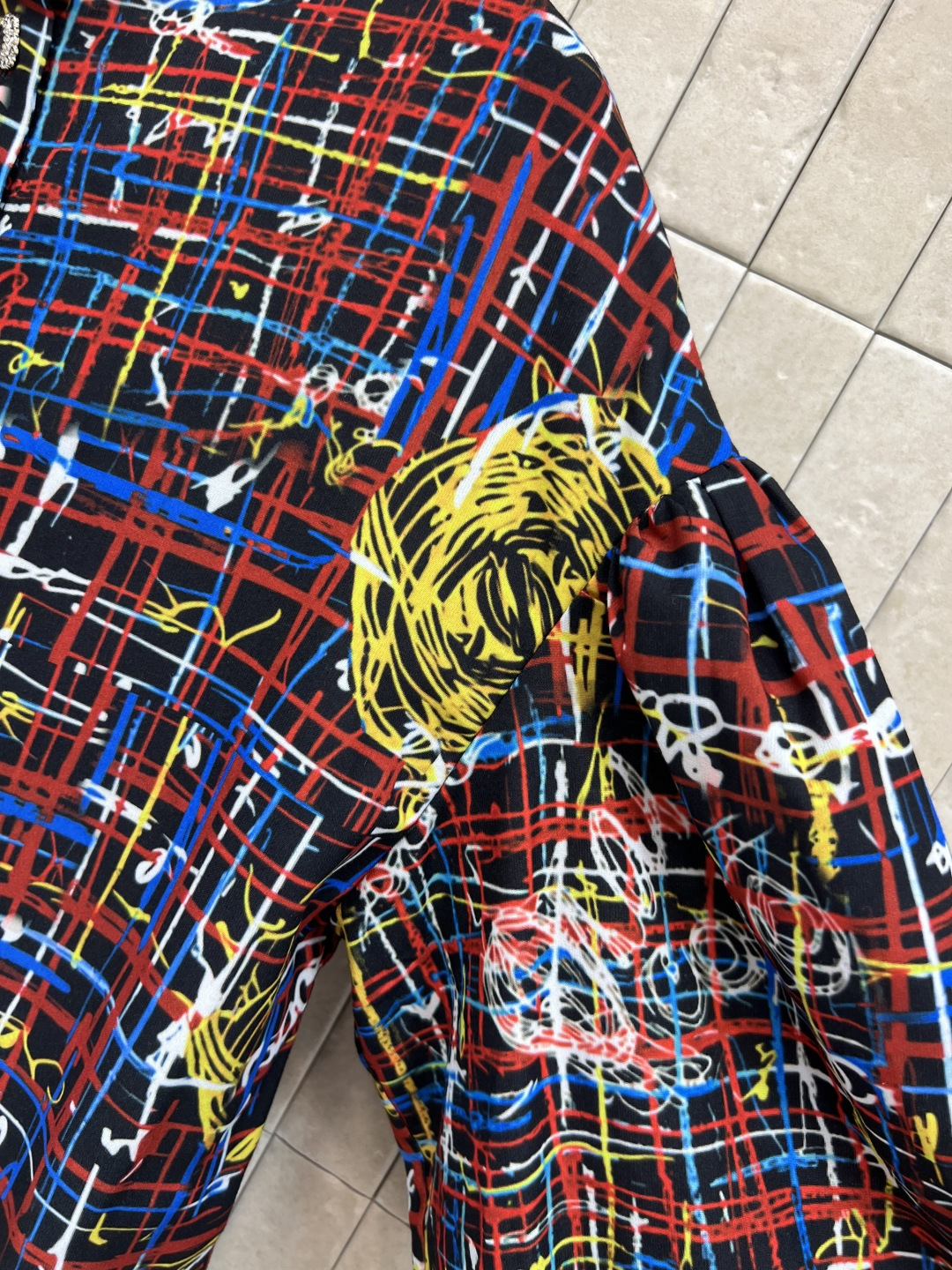 小香家 25秋冬新款 涂鸦衬衫 灵感来自抽象艺术 红蓝黑主色+多彩线条 视觉冲击力满分！面料轻盈舒适 宽