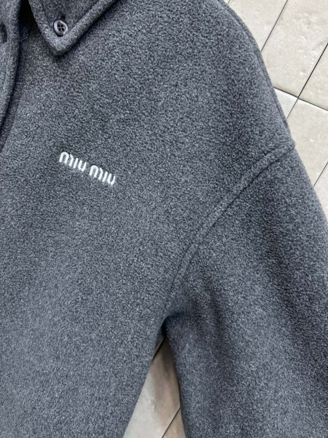 MIU家 25秋冬新款 灰色摇粒绒衬衫外套 柔软厚实 秋冬穿超保暖！宽松版型+翻领+正面纽扣 简约又实用