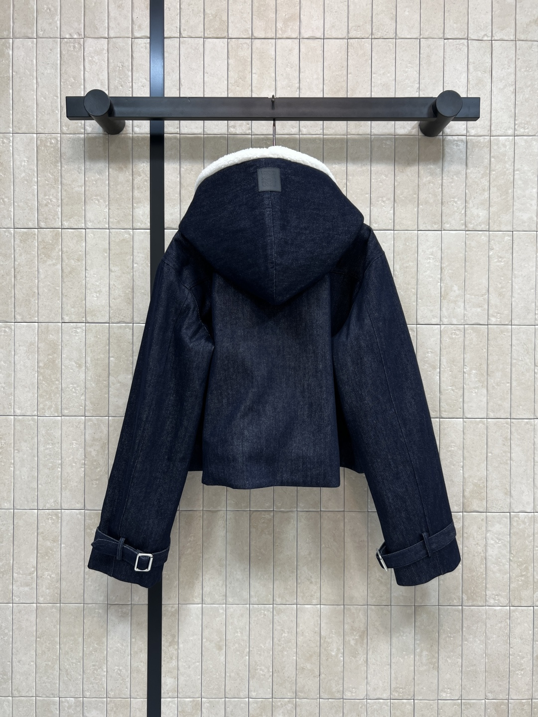 LW家 25秋冬新款  连帽短款牛仔棉服外套 采用深蓝丹宁面料  可拆卸羊羔毛连帽设计 袖口可调节 实用
