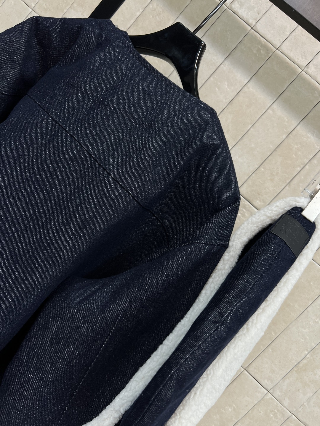 LW家 25秋冬新款  连帽短款牛仔棉服外套 采用深蓝丹宁面料  可拆卸羊羔毛连帽设计 袖口可调节 实用