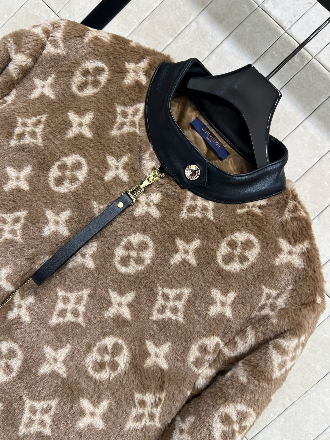 L 家 25秋冬新款 老花毛毛短款夹克 经典老花图案毛绒绒面料+黑色皮革袖口和领口 复古又时髦！高品质面