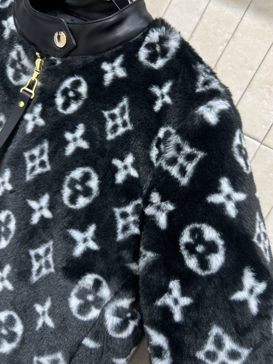 L 家 25秋冬新款 老花毛毛短款夹克 经典老花图案毛绒绒面料+黑色皮革袖口和领口 复古又时髦！高品质面
