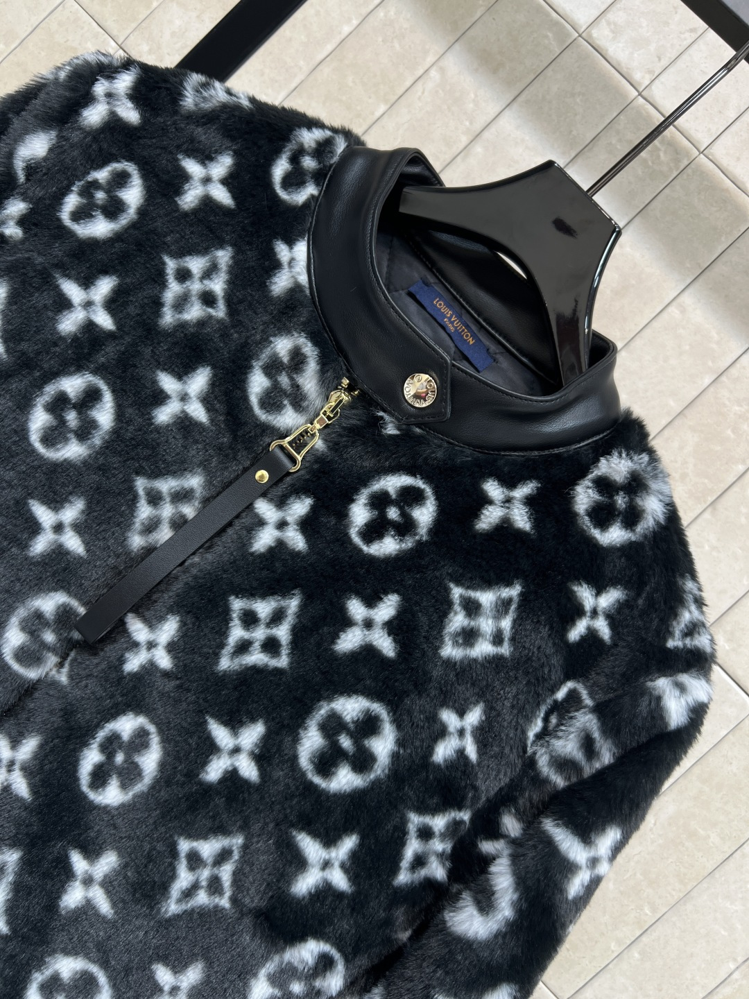 L 家 25秋冬新款 老花毛毛短款夹克 经典老花图案毛绒绒面料+黑色皮革袖口和领口 复古又时髦！高品质面