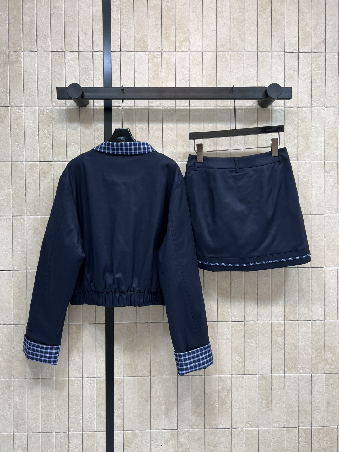 25秋冬新款 格纹拼接假两件棉服套装  翻领夹克外套 +高腰短裙 藏青色采用格纹拼接假两件设计 翻领和袖