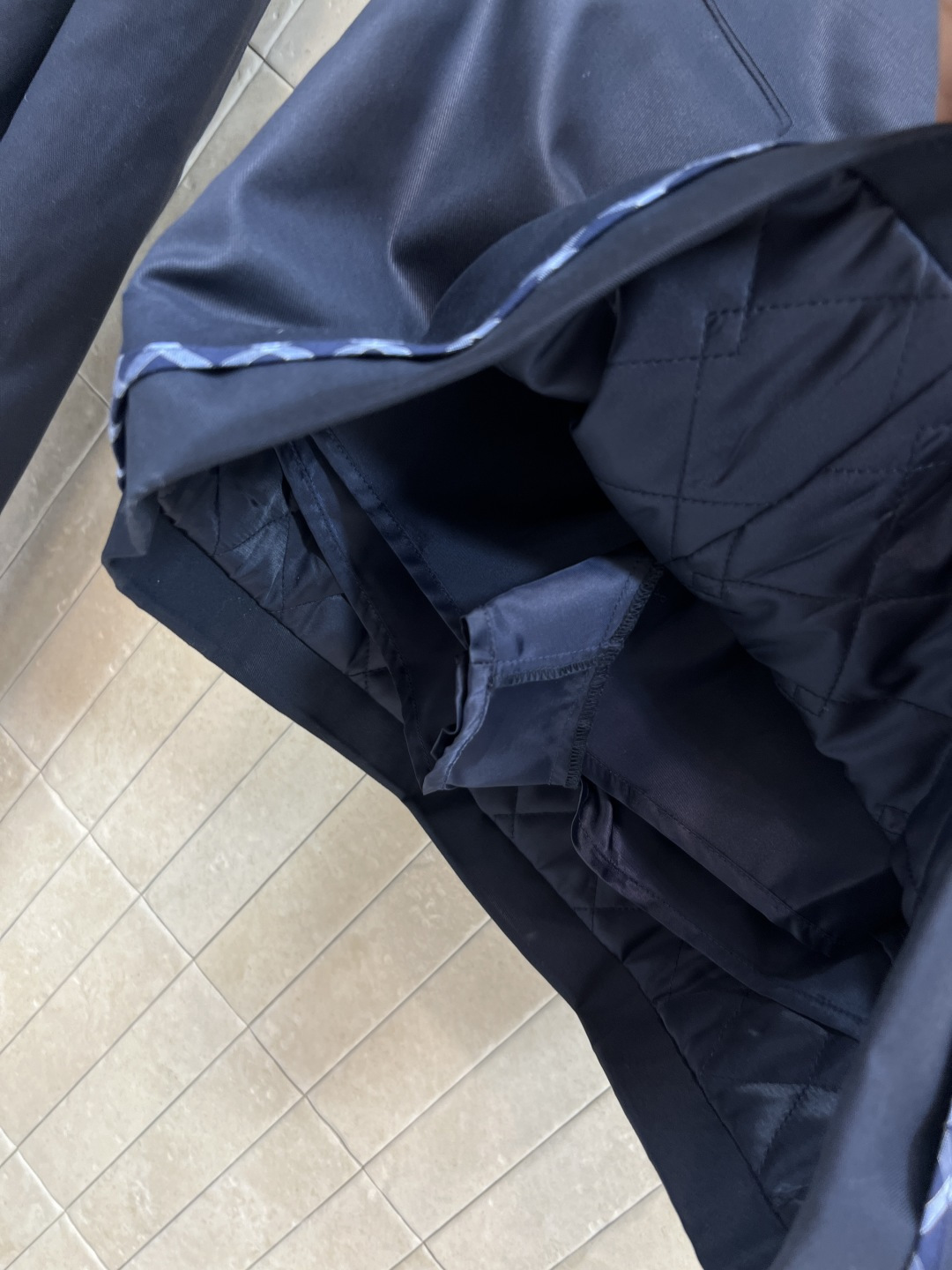 25秋冬新款 格纹拼接假两件棉服套装  翻领夹克外套 +高腰短裙 藏青色采用格纹拼接假两件设计 翻领和袖