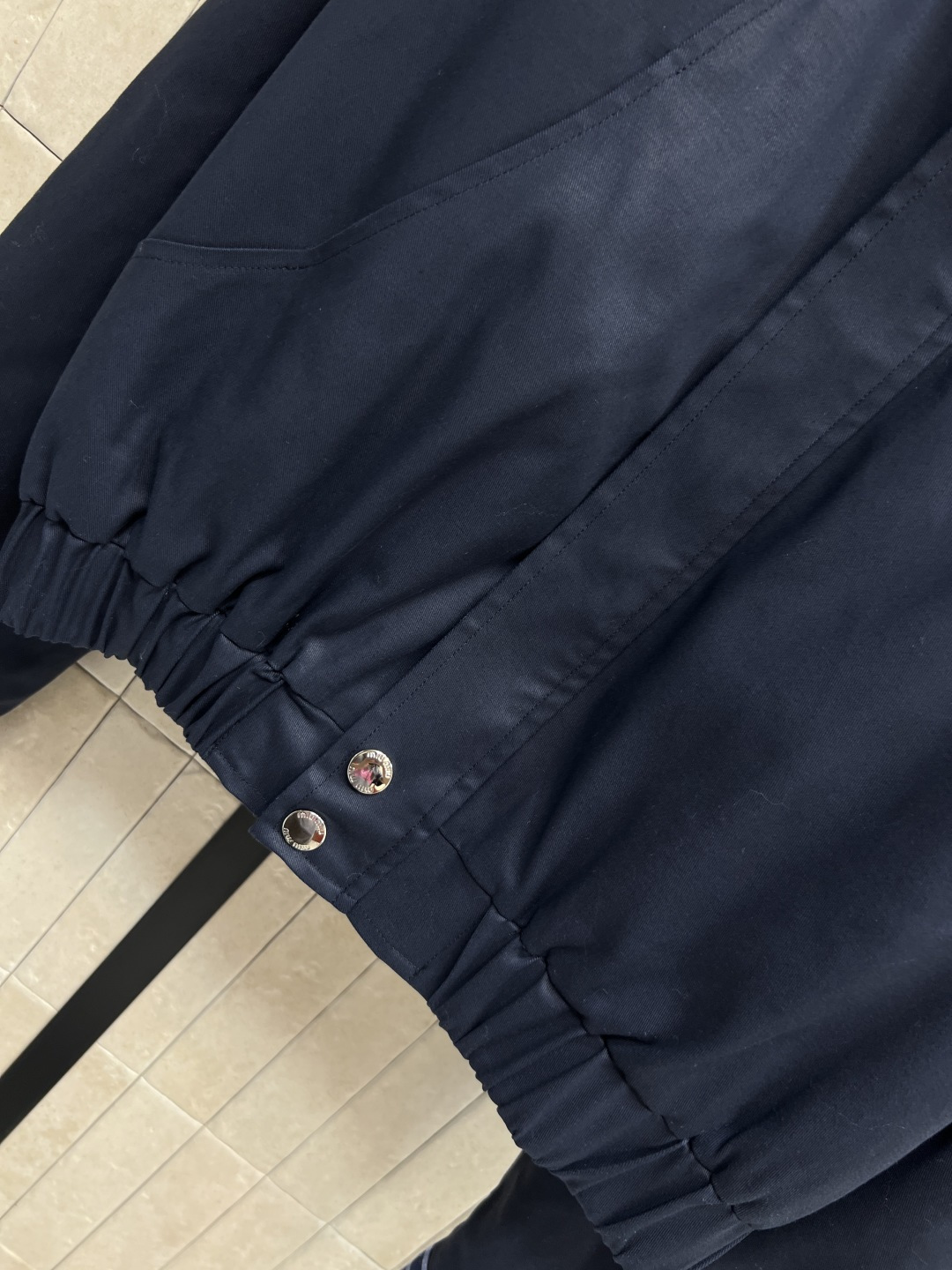 25秋冬新款 格纹拼接假两件棉服套装  翻领夹克外套 +高腰短裙 藏青色采用格纹拼接假两件设计 翻领和袖