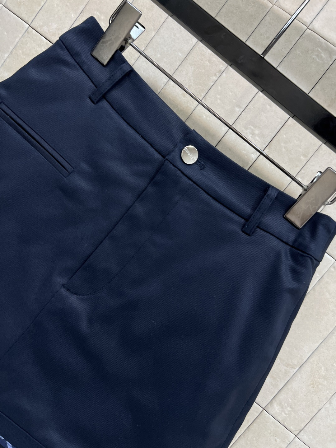 25秋冬新款 格纹拼接假两件棉服套装  翻领夹克外套 +高腰短裙 藏青色采用格纹拼接假两件设计 翻领和袖