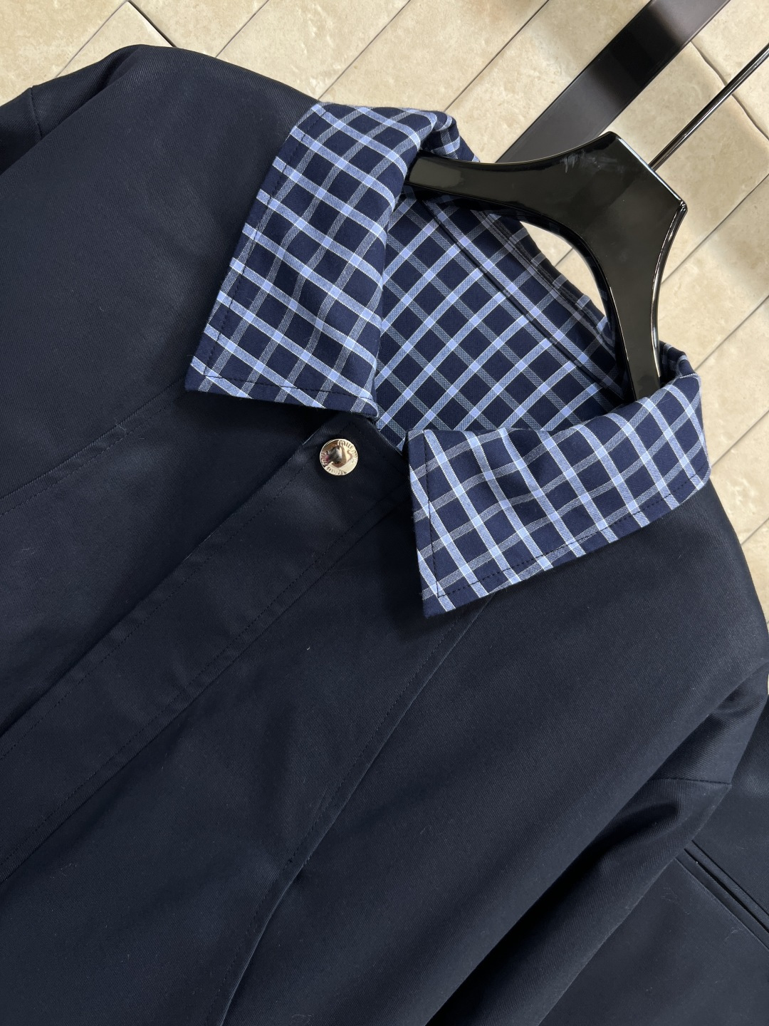 25秋冬新款 格纹拼接假两件棉服套装  翻领夹克外套 +高腰短裙 藏青色采用格纹拼接假两件设计 翻领和袖