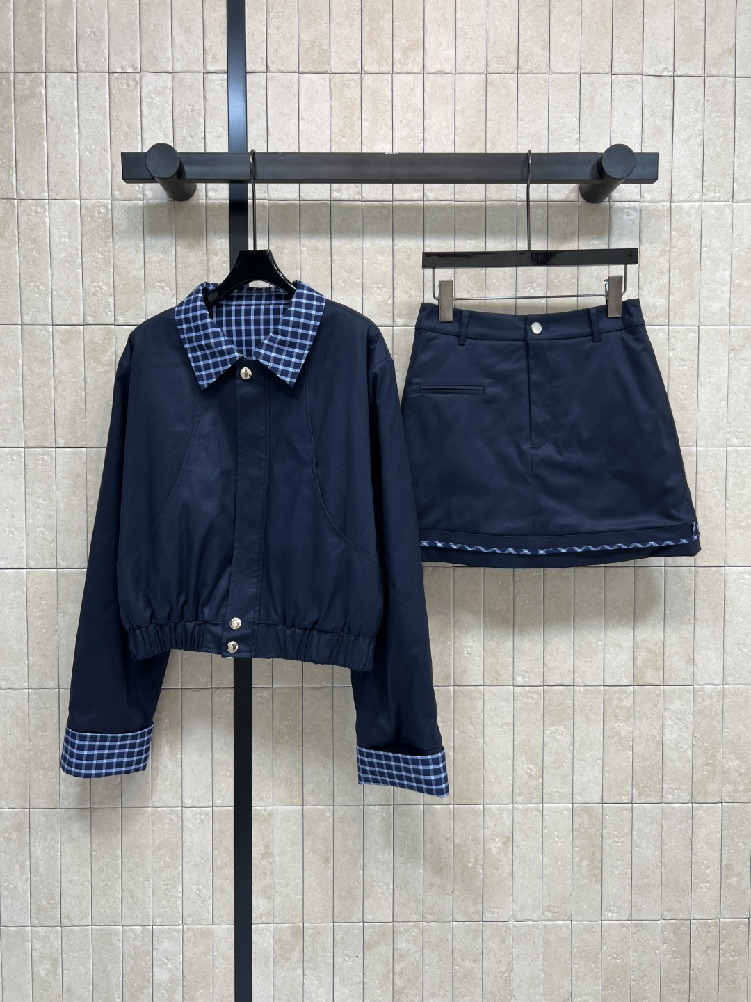 25秋冬新款 格纹拼接假两件棉服套装  翻领夹克外套 +高腰短裙 藏青色采用格纹拼接假两件设计 翻领和袖