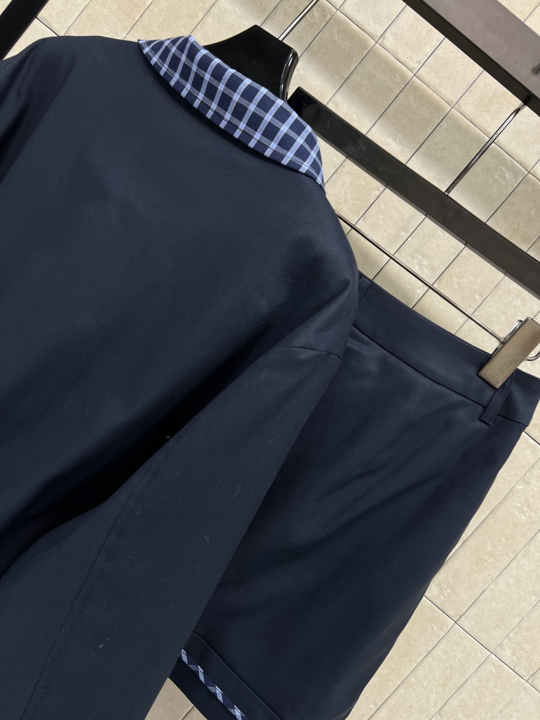 25秋冬新款 格纹拼接假两件棉服套装  翻领夹克外套 +高腰短裙 藏青色采用格纹拼接假两件设计 翻领和袖