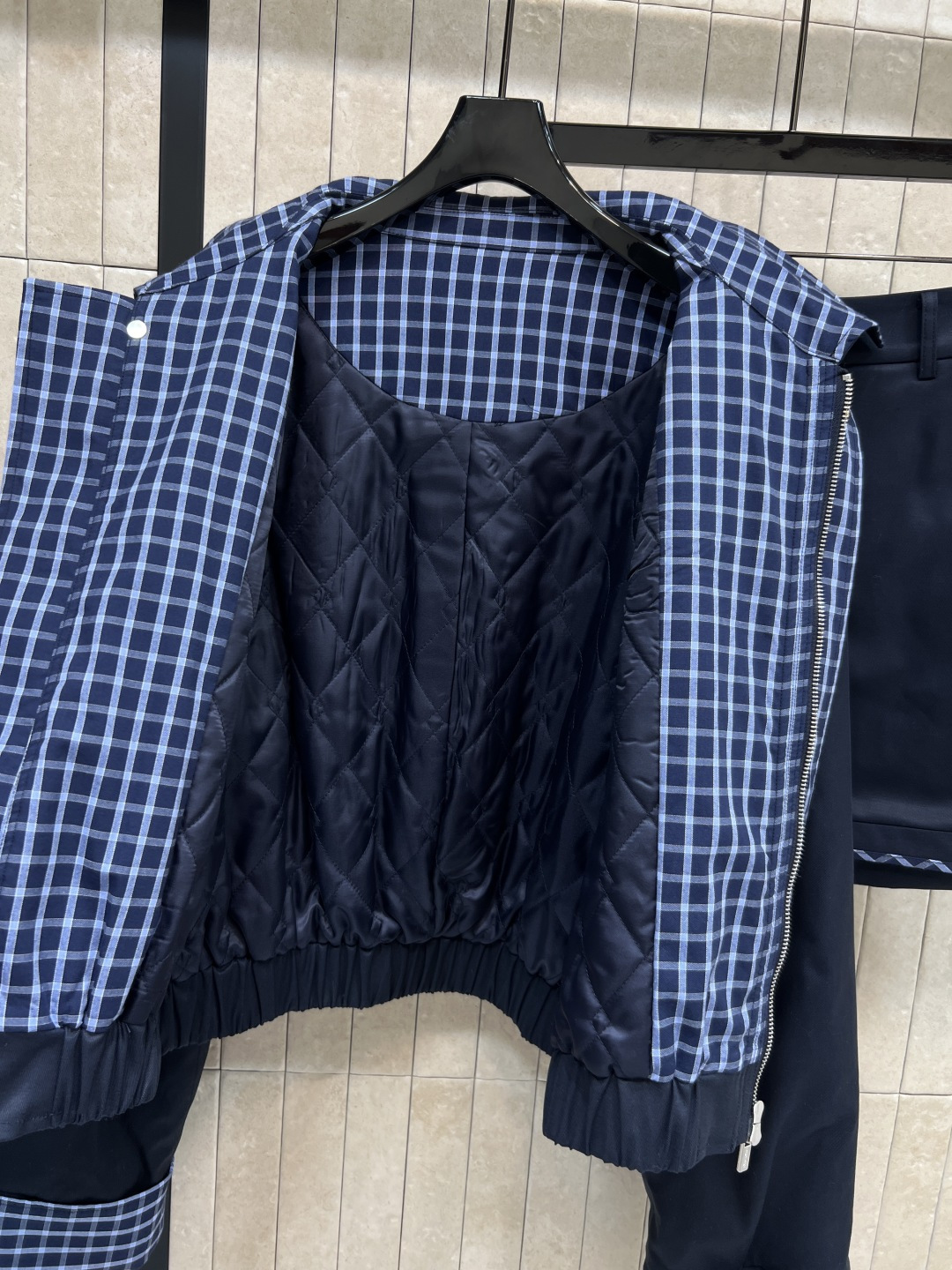 25秋冬新款 格纹拼接假两件棉服套装  翻领夹克外套 +高腰短裙 藏青色采用格纹拼接假两件设计 翻领和袖