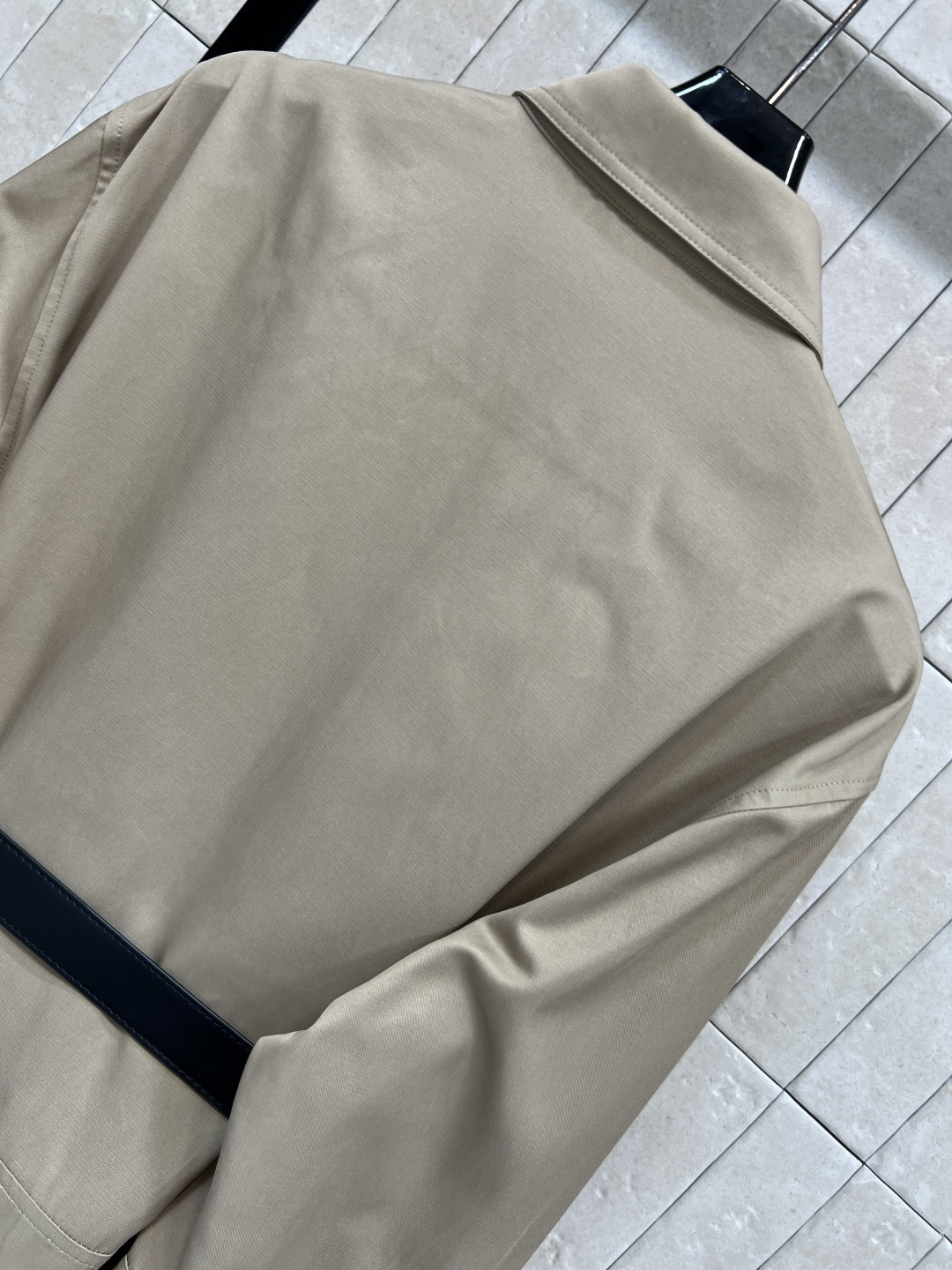CE家 25秋冬新款 卡其色工装衬衫 采用高品质棉质面料 柔软又挺括 秋冬穿超合适！中长款+收腰剪裁 金