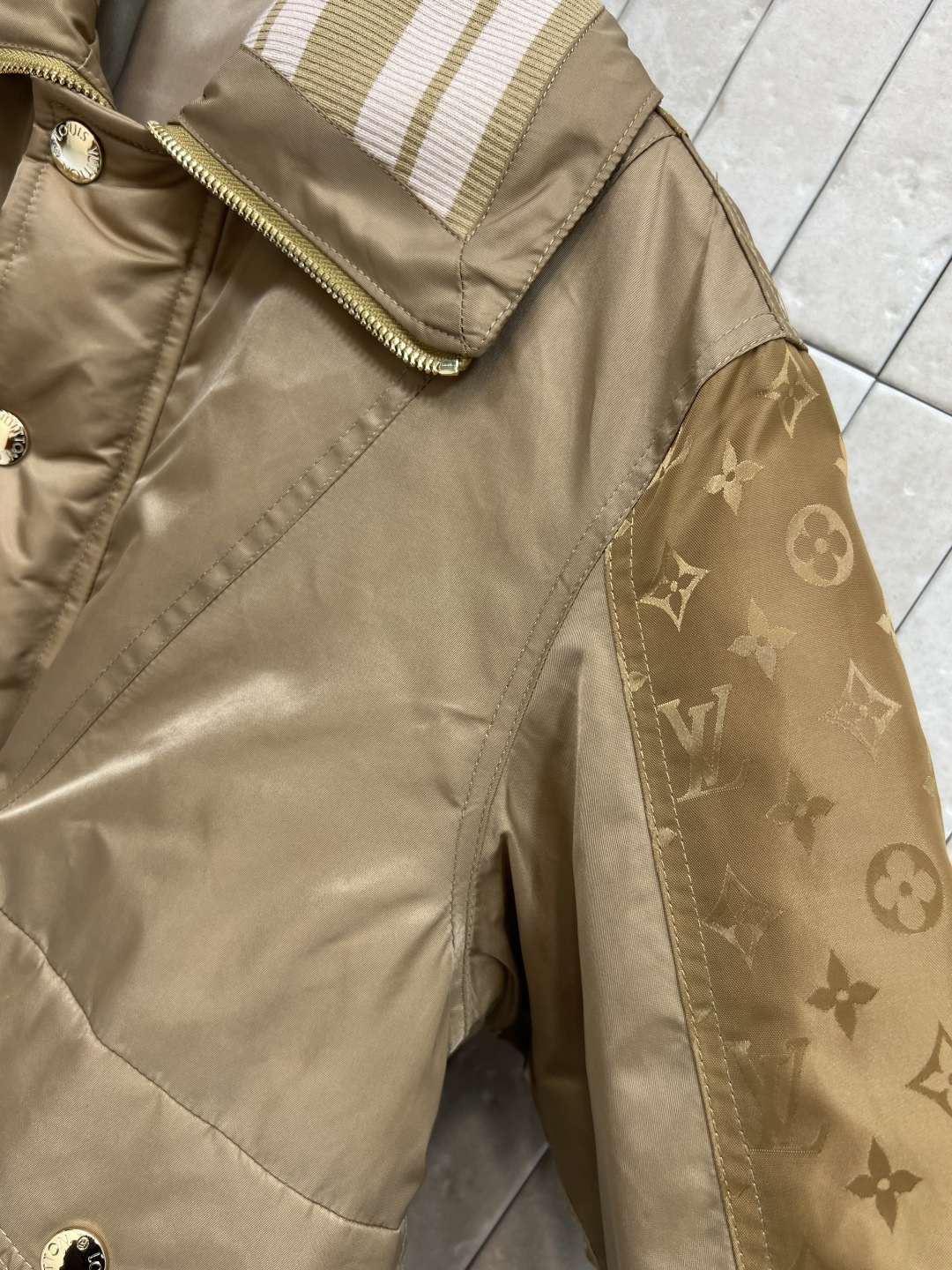 L家 25秋冬新款 翻领夹克外套 香槟棕色＋经典 Monogram老花 辨识度超高！保暖又轻盈 短款设计