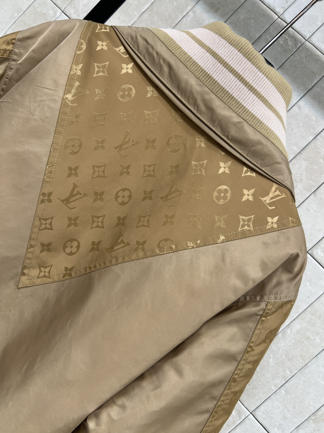 L家 25秋冬新款 翻领夹克外套 香槟棕色＋经典 Monogram老花 辨识度超高！保暖又轻盈 短款设计