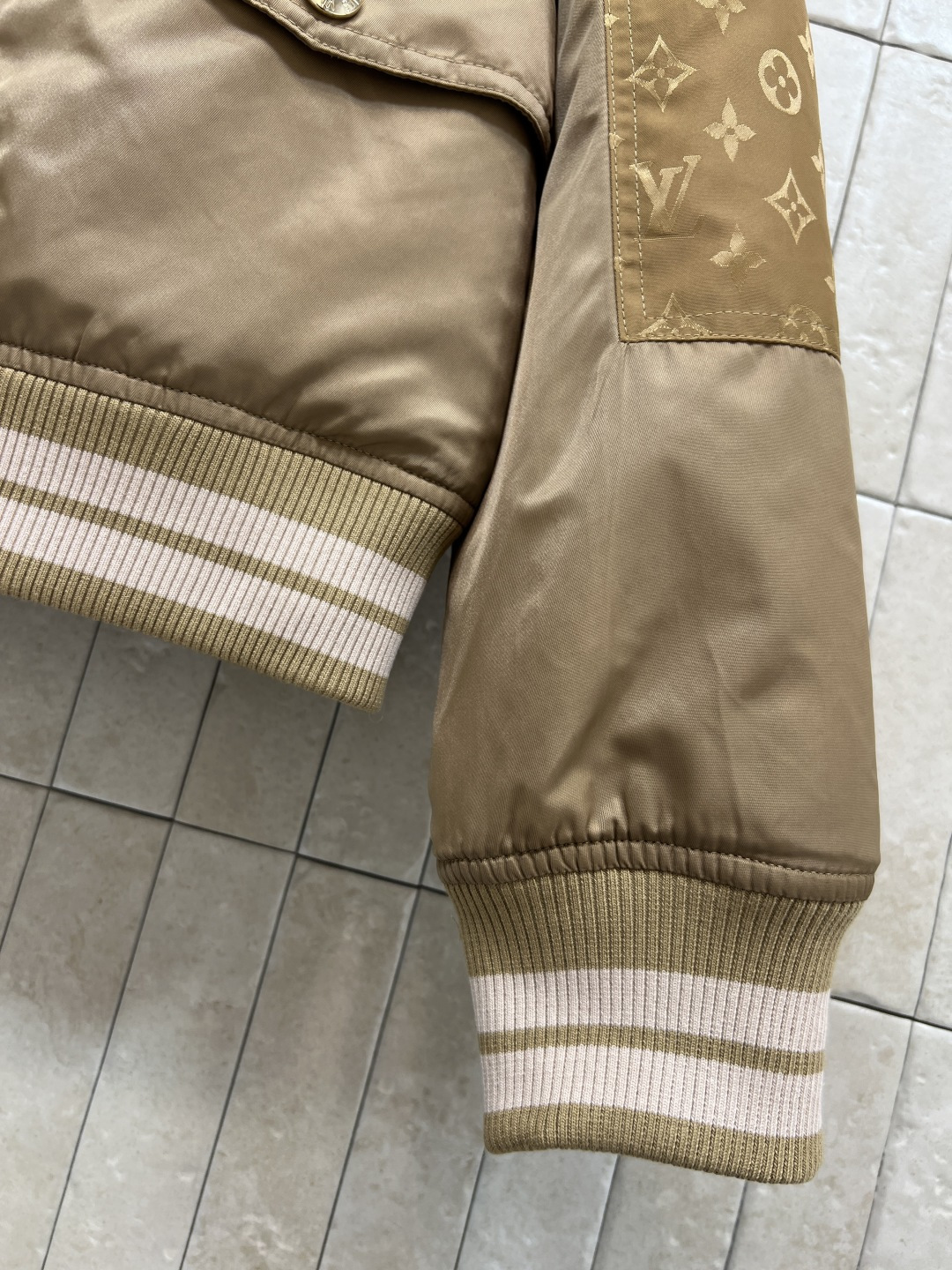 L家 25秋冬新款 翻领夹克外套 香槟棕色＋经典 Monogram老花 辨识度超高！保暖又轻盈 短款设计