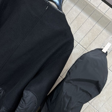 L家 25秋冬新款 毛呢拼接绗缝连帽外大衣 可拆卸连帽V领大衣 黑色主调+经典Monogram花纹内衬 L家 25秋冬新款 毛呢拼接绗缝连帽外大衣 可拆卸连帽V领大衣 黑色主调+经典Monogram花纹内衬