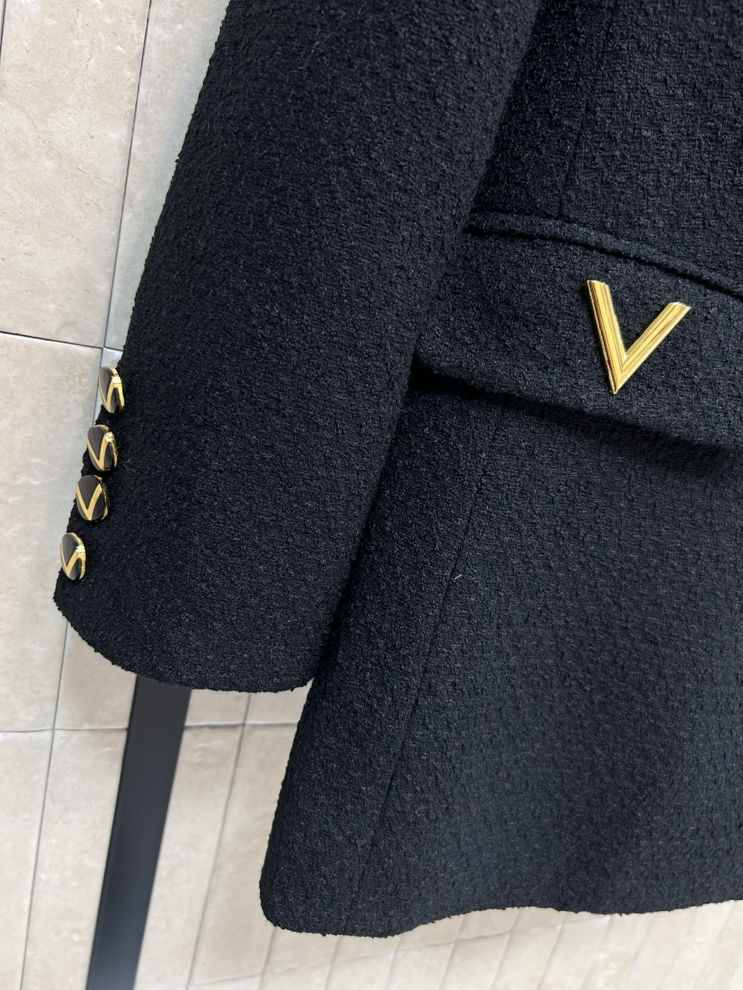 V家 25秋冬新款 V领毛呢西装外套 秋冬穿超合适！金属V字扣+菱形纹理 细节满分 质感高级了 直筒版型