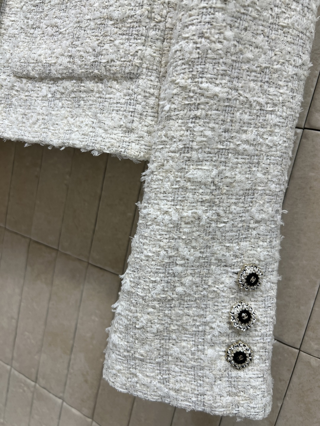 小香家 25秋冬新款 白色粗花呢外套 肌理感满满 质感高级＋ 翻领+正肩剪裁 搭配圆扣和对称口袋 细节精