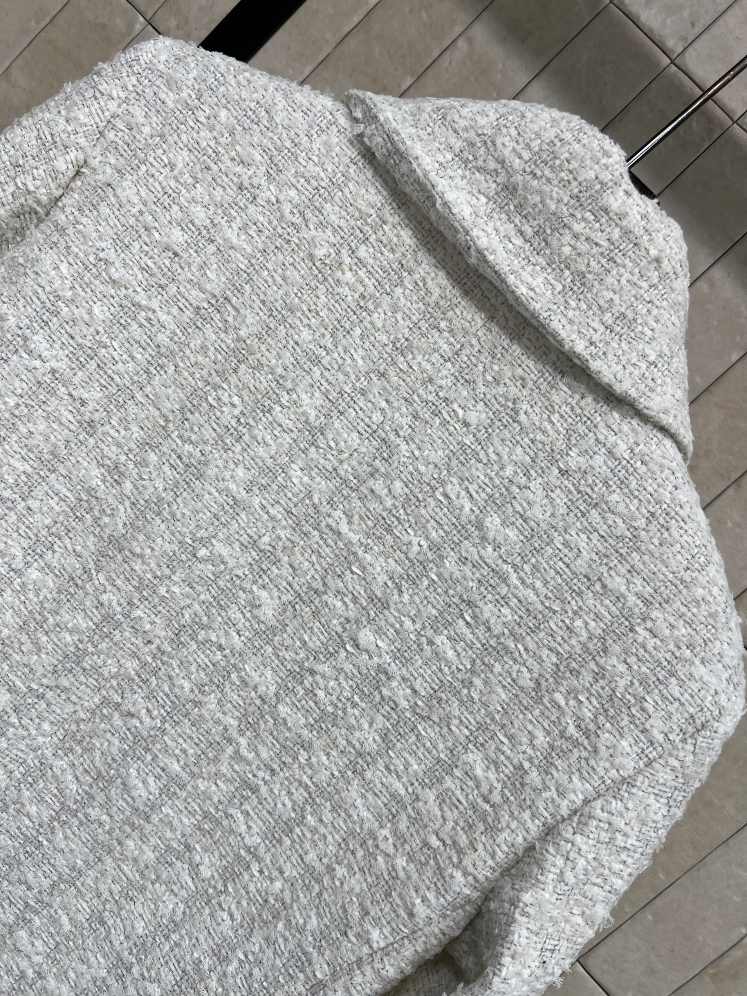 小香家 25秋冬新款 白色粗花呢外套 肌理感满满 质感高级＋ 翻领+正肩剪裁 搭配圆扣和对称口袋 细节精