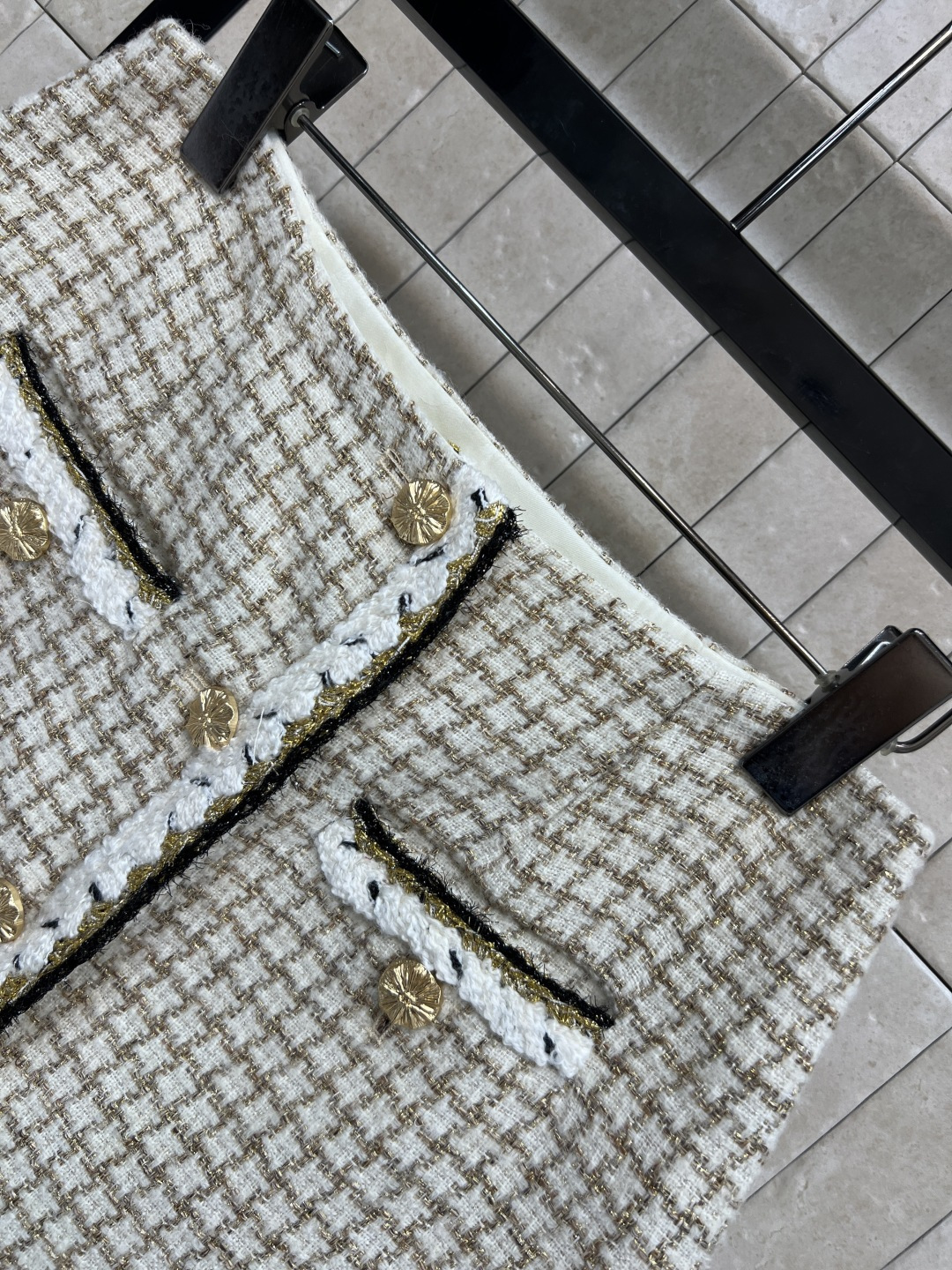 小香家 25秋冬新款 编织格纹粗花呢短裙 高腰直筒设计+黑色立体捆边 细节满分！双C金属纽扣装饰 奢华感