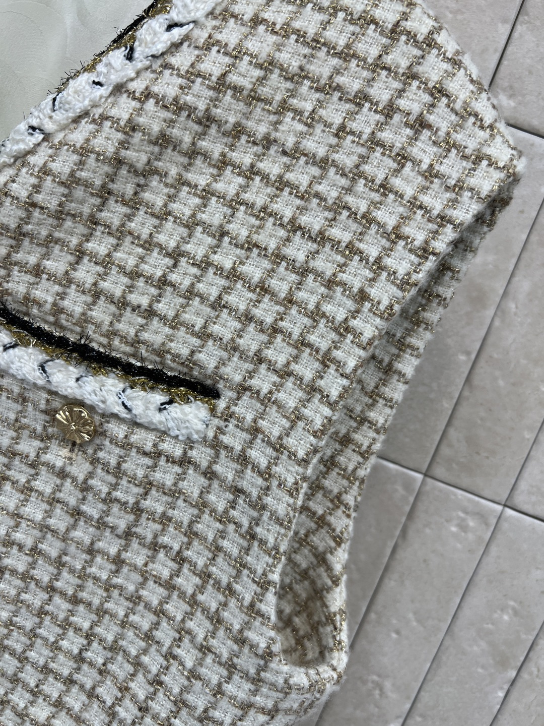 小香家 25秋冬新款 编织格纹马甲 清新优雅 正肩版型+高腰剪裁 后背褶皱设计 黑色+金色立体捆边点缀 