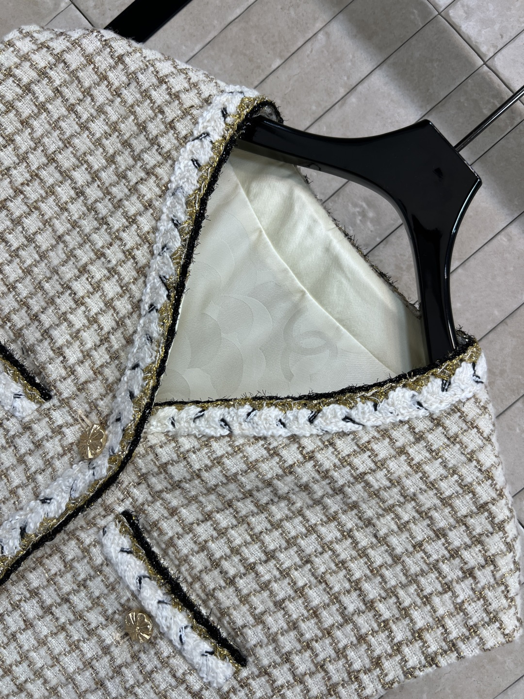 小香家 25秋冬新款 编织格纹马甲 清新优雅 正肩版型+高腰剪裁 后背褶皱设计 黑色+金色立体捆边点缀 
