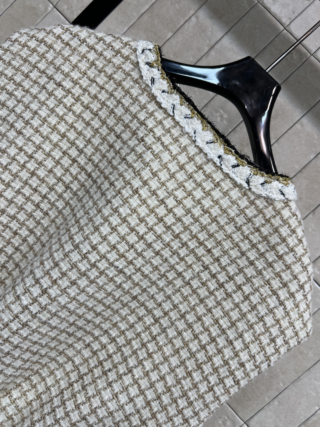小香家 25秋冬新款 编织格纹马甲 清新优雅 正肩版型+高腰剪裁 后背褶皱设计 黑色+金色立体捆边点缀 
