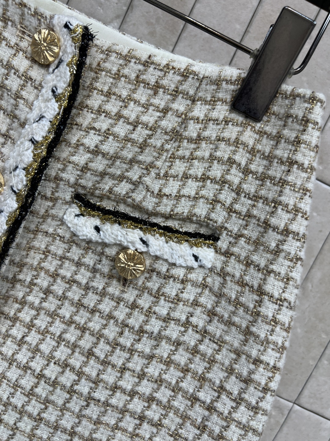 小香家 25秋冬新款 编织格纹粗花呢短裙 高腰直筒设计+黑色立体捆边 细节满分！双C金属纽扣装饰 奢华感
