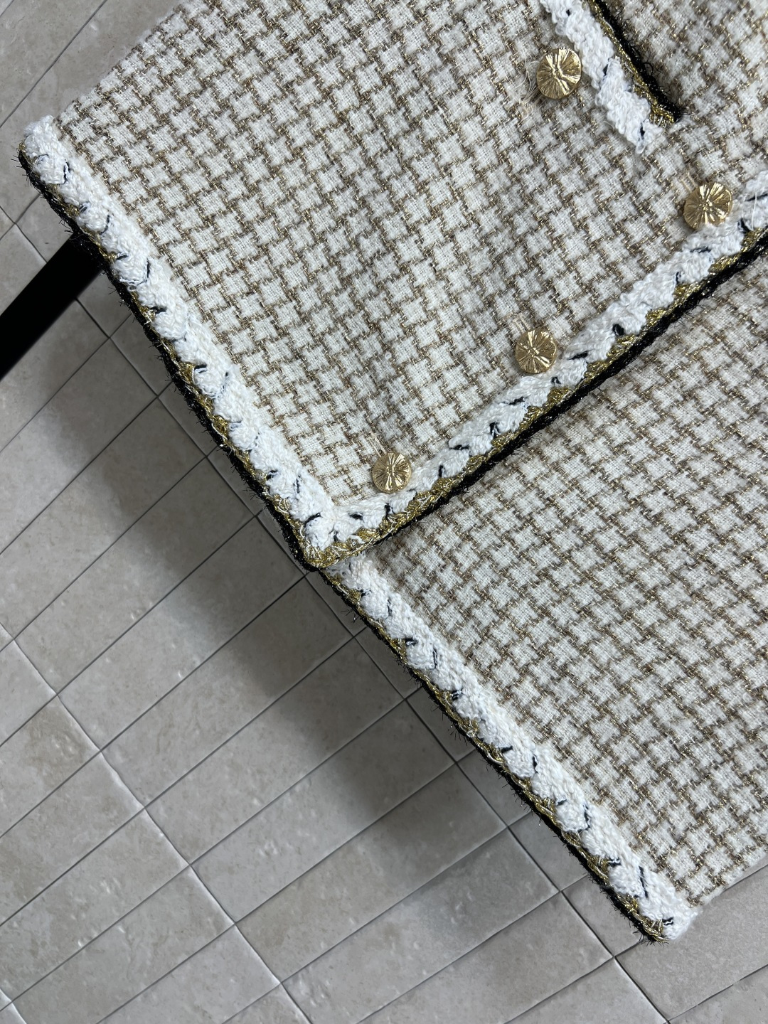 小香家 25秋冬新款 编织格纹粗花呢短裙 高腰直筒设计+黑色立体捆边 细节满分！双C金属纽扣装饰 奢华感