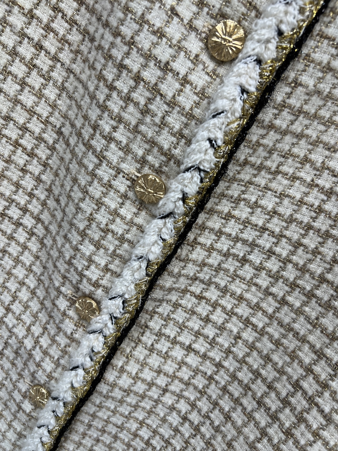 小香家 25秋冬新款 编织格纹粗花呢半身裙  高腰直筒剪裁+金属纽扣 细节满分！裙摆黑色立体捆边 层次感
