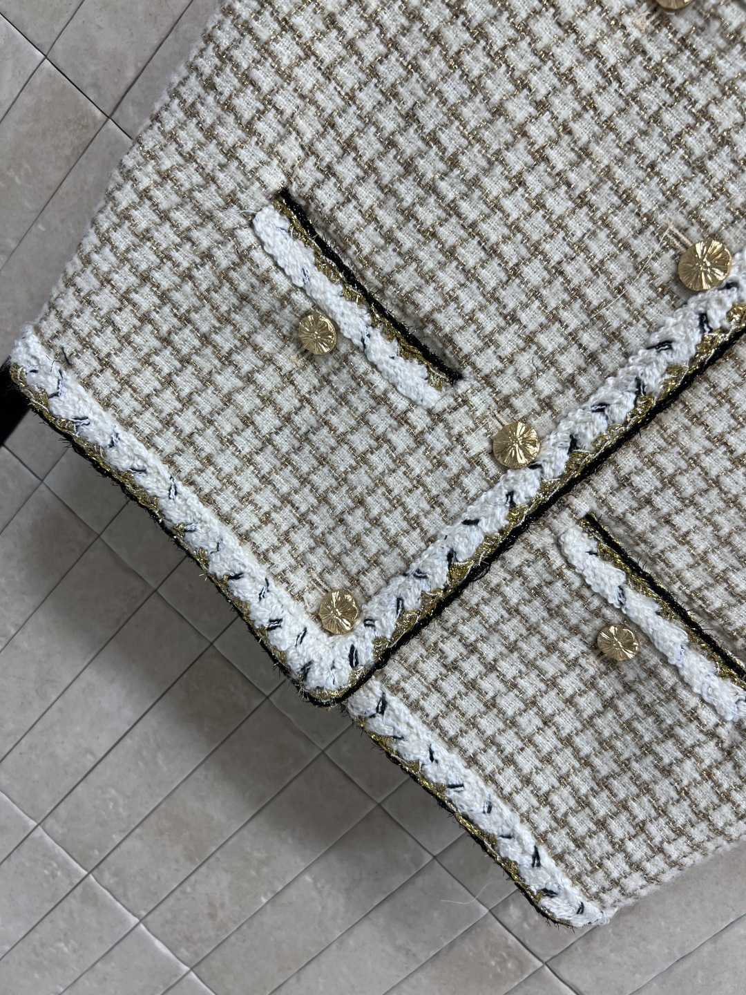 小香家 25秋冬新款 编织格纹马甲 清新优雅 正肩版型+高腰剪裁 后背褶皱设计 黑色+金色立体捆边点缀 