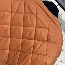 PD家 25秋冬新款 羊羔毛绗缝双面穿短款外套 一面经典菱形格纹设计 一面羊羔毛材质 柔软又保暖 秋冬穿 PD家 25秋冬新款 羊羔毛绗缝双面穿短款外套 一面经典菱形格纹设计 一面羊羔毛材质 柔软又保暖 秋冬穿