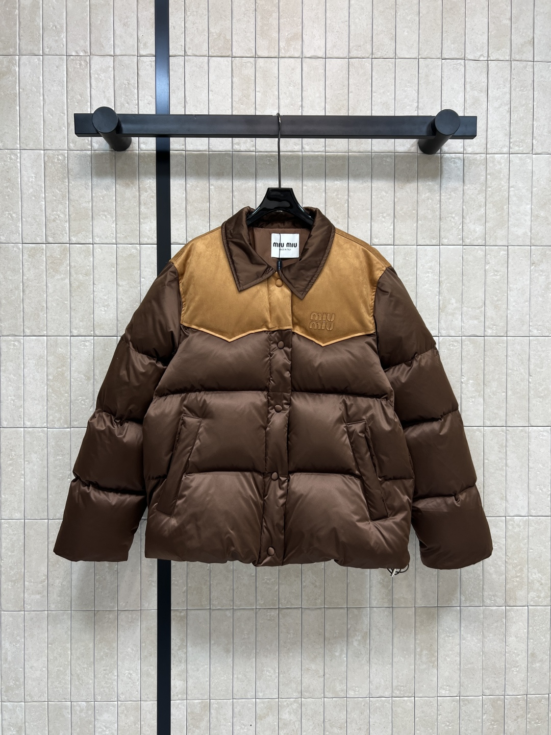 NO:578966,Comes with dust bag MIU Home 25 new autumn and winter new suede splicing short down jacket, brown suede splicing + classic quilting, retro and fashionable!  The short design is super tall and friendly to small people. It is lined with high-quality down and has perfect warmth retention. It can be easily used for commuting and dating in autumn and winter. Pair it with trousers or boots of the same color. It is lazy, casual and high-end. It is a must-have fashion item in autumn and winter!  One color and three codes SML,,miumiu,boots,down jacket,chamois leather,alexander wang19860909配防尘袋MIU家 25秋冬新款 麂皮拼接短款羽绒服 棕色麂皮拼接+经典绗缝 复古又时髦！短款设计超显高 小个子友好 内里高品质羽绒 保暖力满分 秋冬通勤约会都能轻松驾驭 搭配同色系裤装或靴子 慵懒随性又高级 秋冬必入的时尚单品！一色三码 SML,,miumiu,boots,down jacket,chamois leather,alexander wang,Women's clothing