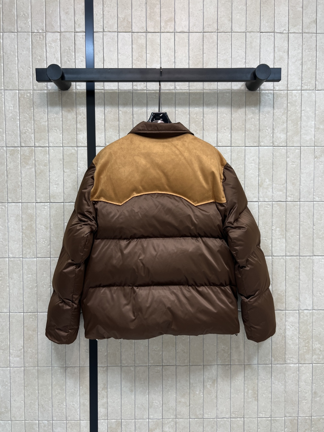 MIU家 25秋冬新款 麂皮拼接短款羽绒服 棕色麂皮拼接+经典绗缝 复古又时髦！短款设计超显高 小个子友