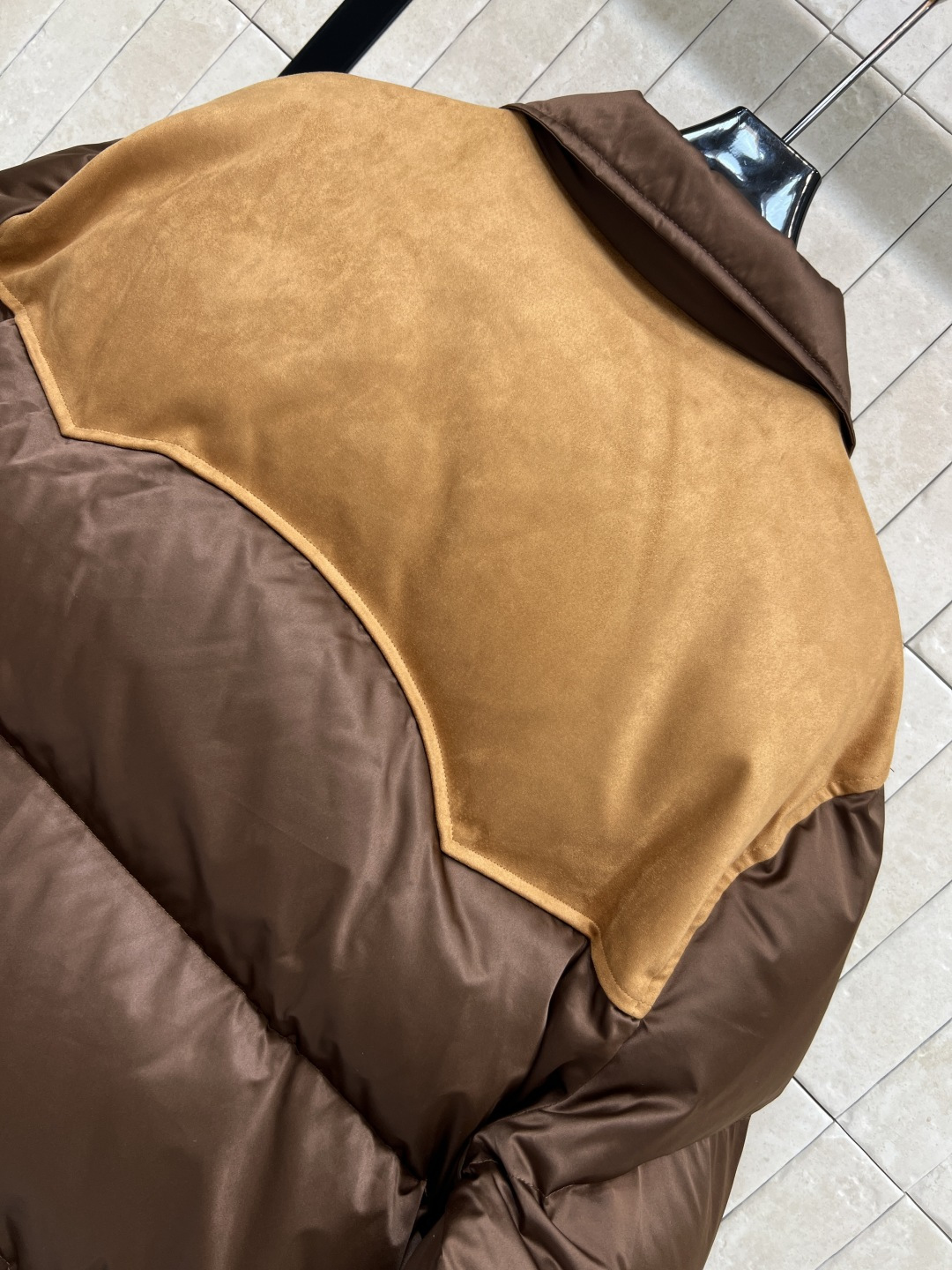 MIU家 25秋冬新款 麂皮拼接短款羽绒服 棕色麂皮拼接+经典绗缝 复古又时髦！短款设计超显高 小个子友