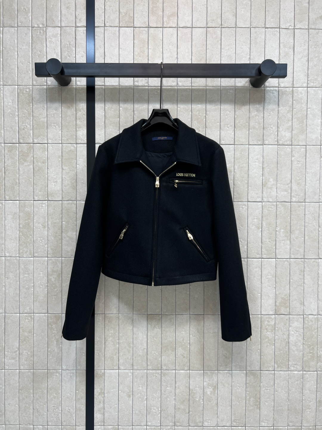 NO:578971,L's 25 new autumn and winter style black woolen work jacket, lapel + metal zipper design, simple and tough, short cut, super neat!  High-quality woolen fabric, soft and warm, just light enough to wear in autumn and winter. The LV logo on the left chest is very recognizable. The sleeve zipper design can be easily used for daily commuting and leisure. It goes well with jeans or skirts. You can switch between retro or modern styles at will. Three codes in one color. SML, Louis Vuitton, skirts, jeans, jackets & coats, alexander wang19860909L 家 25秋冬新款 黑色毛呢工装外套 翻领+金属拉链设计 简约又硬朗 短款剪裁超显利落！高品质毛呢面料 柔软又保暖 秋冬穿刚刚好淡 左胸LV标志超有辨识度 袖子拉链设计 日常通勤、休闲都能轻松驾驭 搭配牛仔裤或裙装都很出彩 复古or现代风随心切换 一色三码 SML,,louis vuitton,skirts,jeans,jackets & coats,alexander wang,Women's clothing