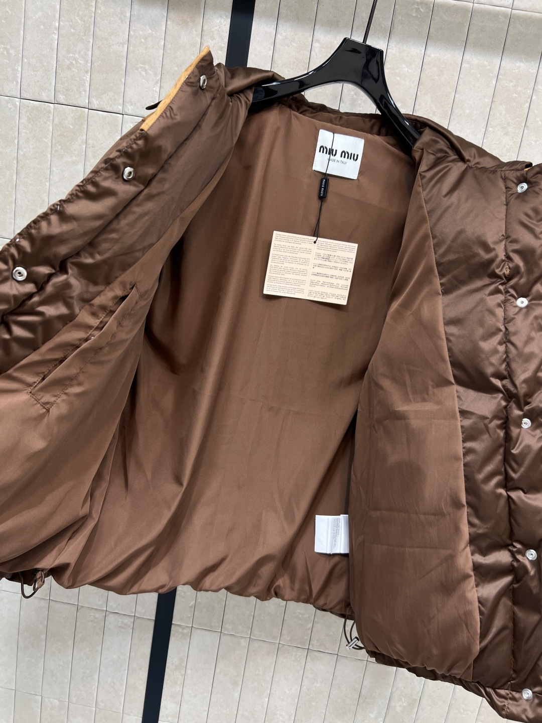 MIU家 25秋冬新款 麂皮拼接短款羽绒服 棕色麂皮拼接+经典绗缝 复古又时髦！短款设计超显高 小个子友
