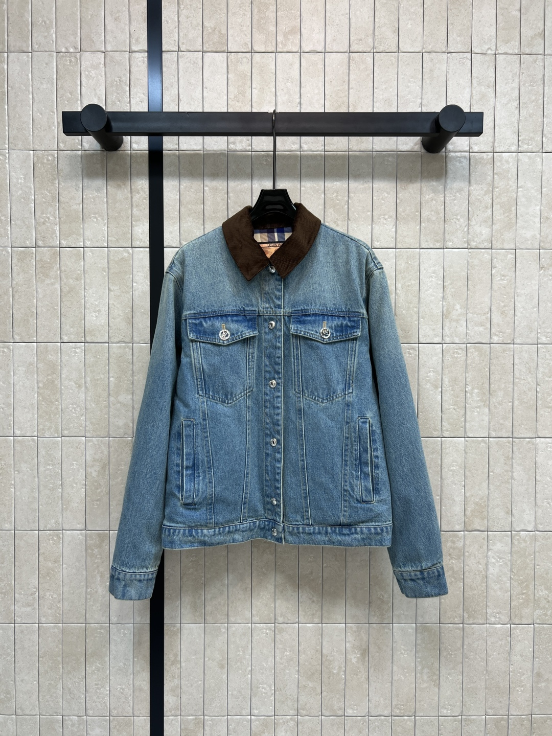 NO:578984,L's 25 new autumn and winter style Corduroy collar denim reversible jacket. Corduroy lapel reversible design. One side is light blue washed denim. The other side is spliced ​​with retro plaid denim. It has a great atmosphere in autumn and winter!  The loose fit and casual American retro style are easy to style ~ match with jeans or overalls, perfect for daily outings and outdoor use!  One color and four codes,,louis vuitton,jeans,jackets & coats,alexander wang19860909L家 25秋冬新款 灯芯绒领牛仔双面穿外套 灯芯绒翻领双面穿设计 一面浅蓝水洗牛仔 一面复古格纹牛仔拼接 秋冬穿超有氛围感！宽松版型 随性美式复古风轻松拿捏~搭配牛仔裤或工装裤 日常出街、户外都很适合！一色四码,,louis vuitton,jeans,jackets & coats,alexander wang,Women's clothing