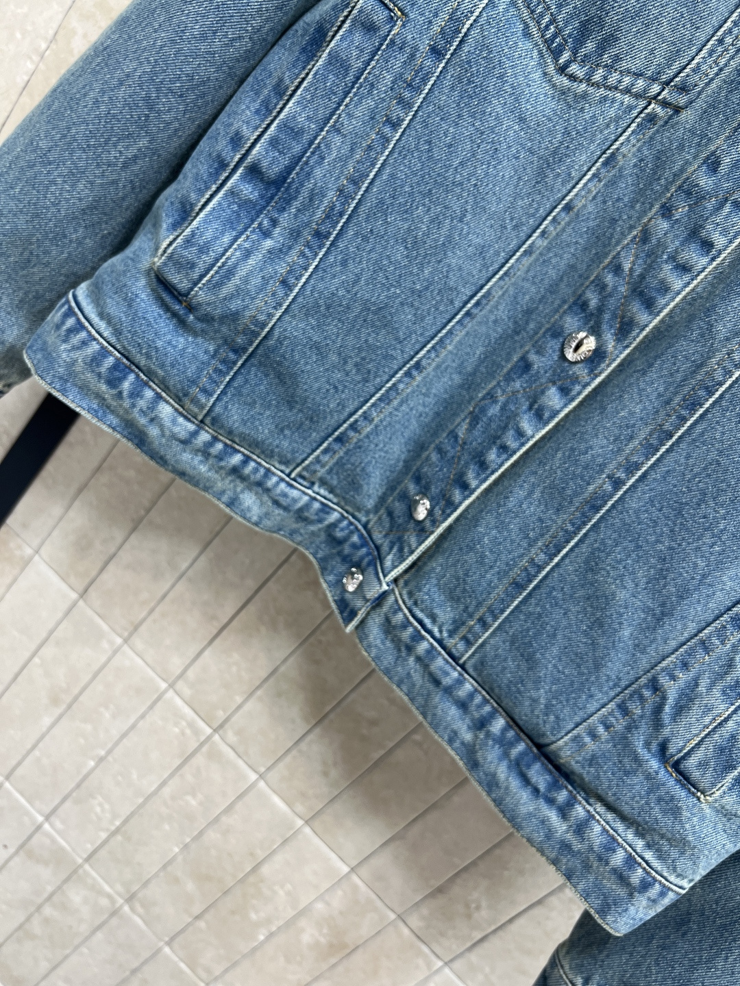 L家 25秋冬新款 灯芯绒领牛仔双面穿外套  灯芯绒翻领双面穿设计  一面浅蓝水洗牛仔 一面复古格纹牛仔