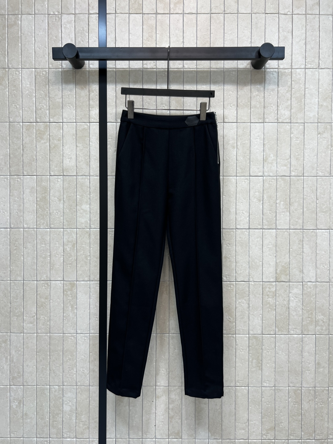 NO:578981,L's 25 new autumn and winter style black slim leggings, classic logo leather label decoration, side logo zipper adjustment design, straight pants shape to modify the leg shape, make you slimmer and taller, the fabric is breathable and not easy to deform, very suitable for spring and autumn ~ it is OK to match with sports shoes or leather shoes, daily commuting, business and casual, casual occasions can be easily managed, simple and versatile style, looks good no matter how you match it!  One color four codes,,louis vuitton,sneakers,alexander wang19860909L家 25秋冬新款 黑色修身打底裤 经典logo皮标装饰 侧徽标拉链调节设计 直筒裤型修饰腿型 显瘦显高 面料透气不易变形 春秋季节超适合~搭配运动鞋或皮鞋都很OK 日常通勤 商务休闲、休闲场合都能轻松驾驭 简约百搭风格 怎么搭都好看！一色四码,,louis vuitton,sneakers,alexander wang,Women's clothing