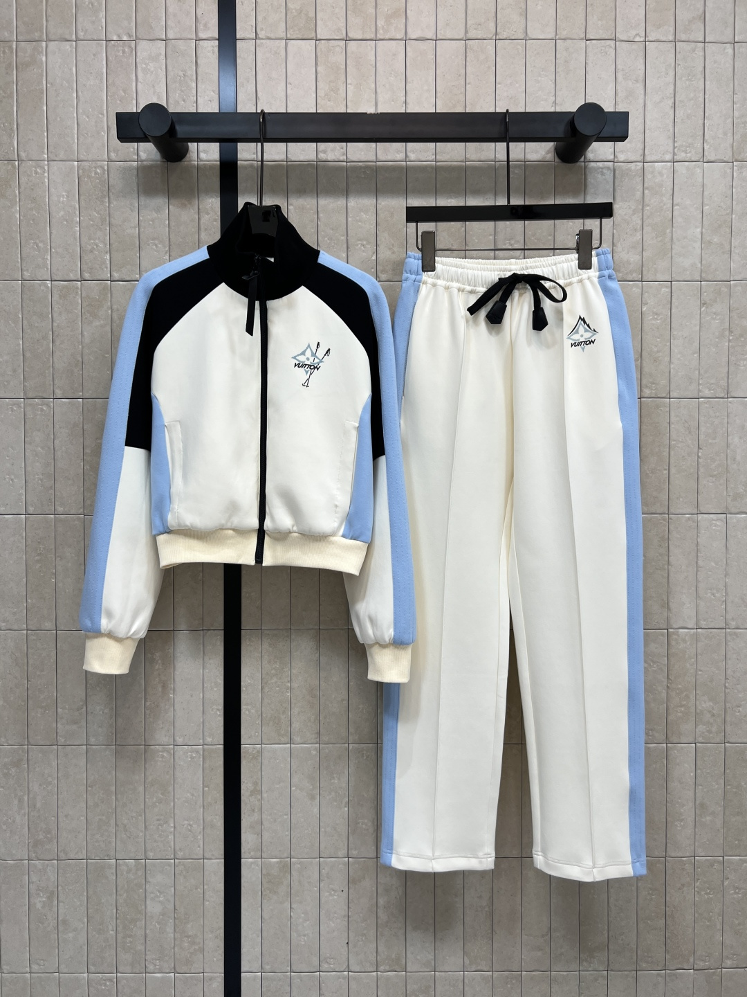 NO:578978,L's 25 new autumn and winter style, contrasting color sports suit, stand-up collar zipper jacket + wide-leg pants, focusing on luxury sports style, customized YB imported air cotton material, comfortable, breathable, wide and stylish, contrasting color stitching + snowflake presbyopic letter logo, full of brand sense!  A set of upper body is very suitable for daily travel or skiing. A must-have for fair and beautiful ladies. It is full of casual and energetic sense. It can be matched with daily shopping. One color and three sizes. Size/S-M-L- XL, Louis Vuitton, jackets & coats, Alexander Wang19860909L家 25秋冬新款 撞色运动套装 立领拉链外套 +阔腿裤 主打奢华运动风 定制YB进口空气全棉材质 舒适透气又挺阔有型 撞色拼接+雪花老花字母标志 品牌感满满！一套上身日常出行或滑雪都很适合 白富美小姐姐必备哦 充满休闲活力感 日常逛街搭配 一色三码 Size/S-M-L- XL,,louis vuitton,jackets & coats,alexander wang,Women's clothing