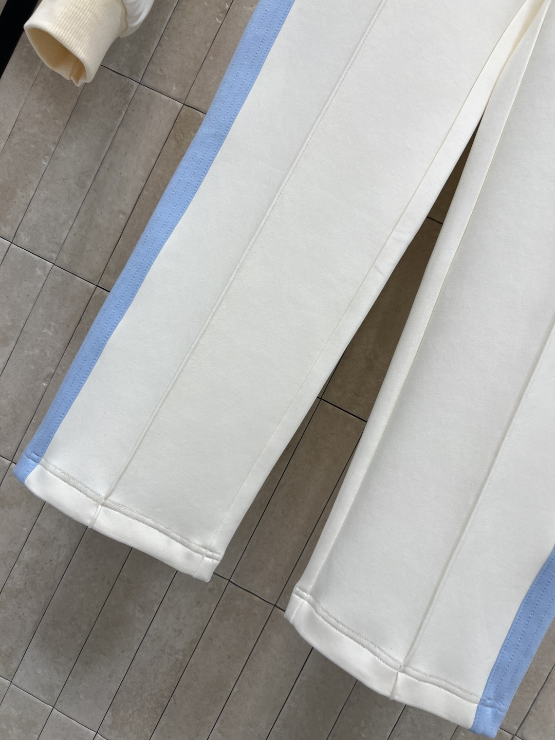 L家 25秋冬新款 撞色运动套装 立领拉链外套 +阔腿裤 主打奢华运动风 定制YB进口空气全棉材质 舒适