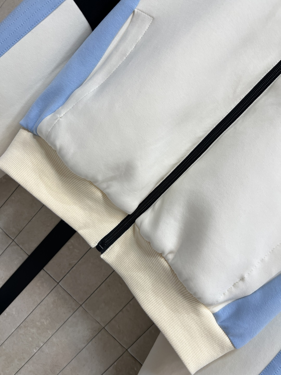 L家 25秋冬新款 撞色运动套装 立领拉链外套 +阔腿裤 主打奢华运动风 定制YB进口空气全棉材质 舒适