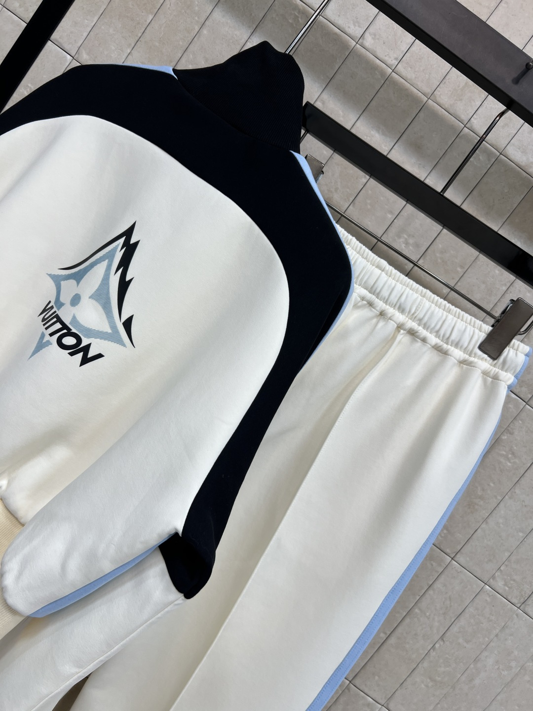 L家 25秋冬新款 撞色运动套装 立领拉链外套 +阔腿裤 主打奢华运动风 定制YB进口空气全棉材质 舒适