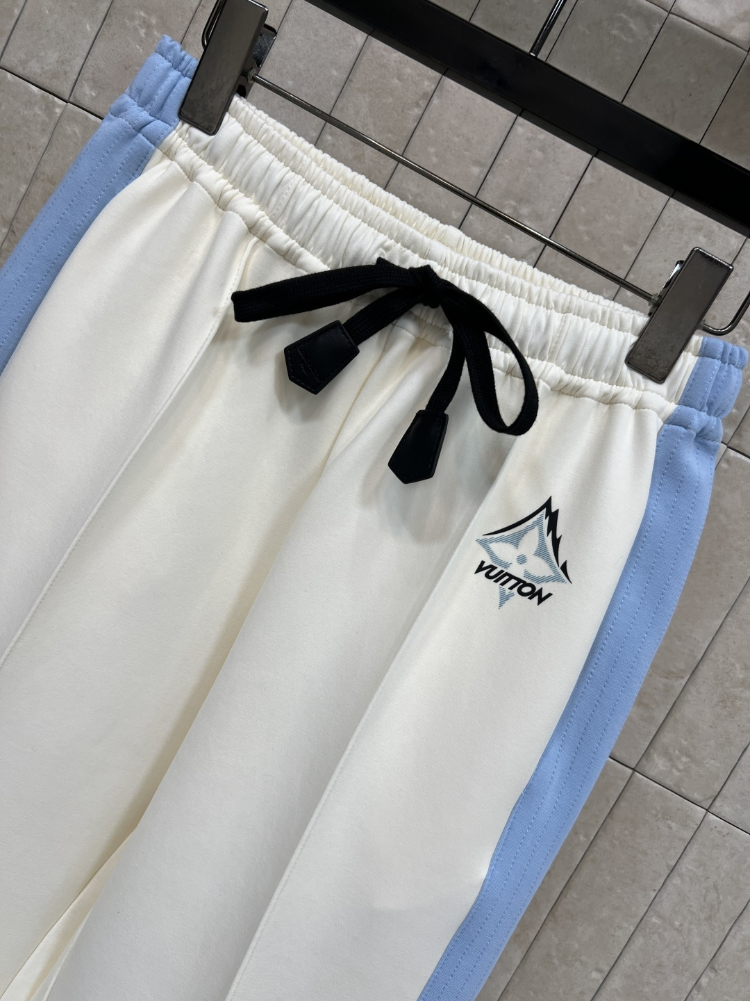 L家 25秋冬新款 撞色运动套装 立领拉链外套 +阔腿裤 主打奢华运动风 定制YB进口空气全棉材质 舒适